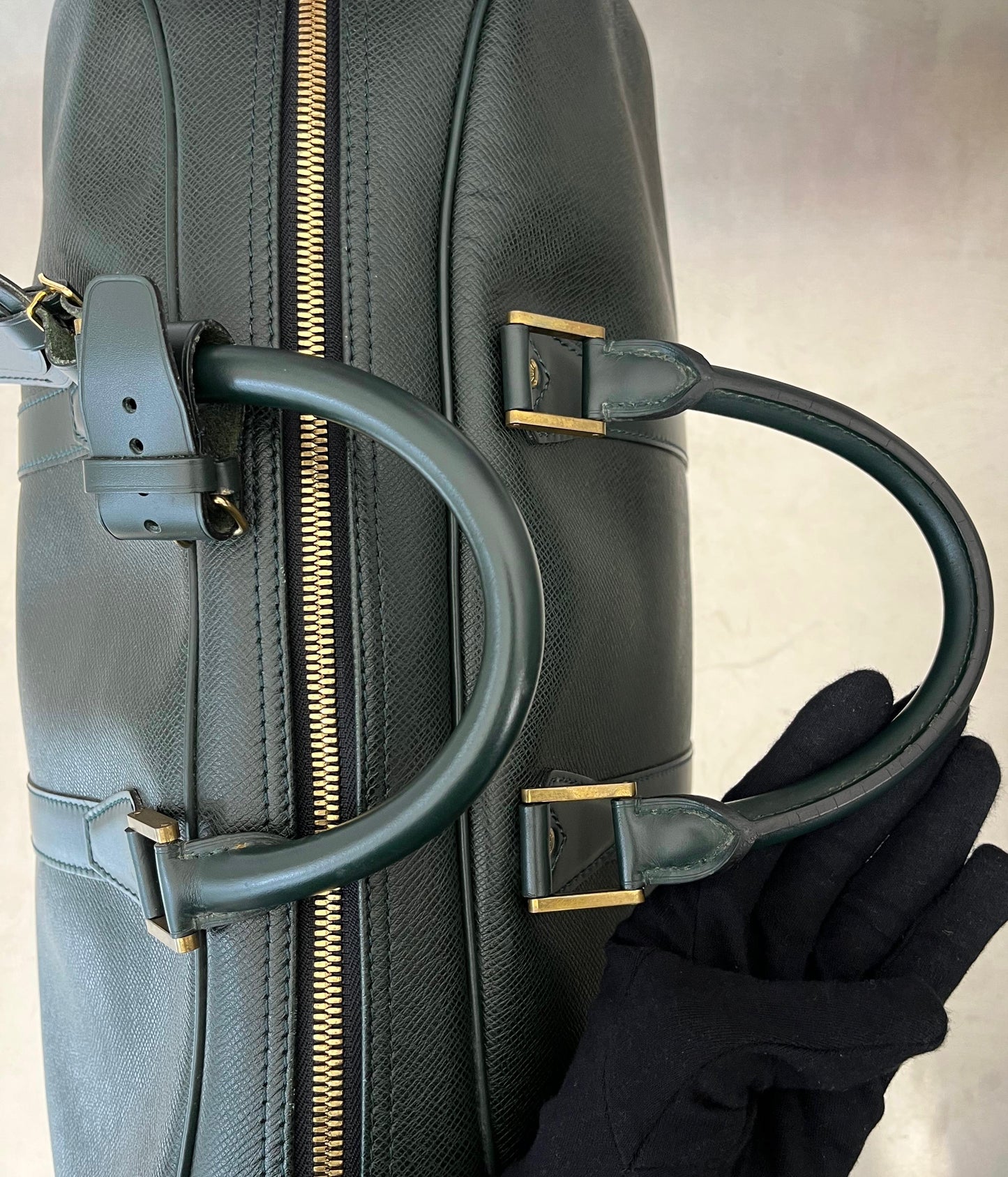 Louis Vuitton Kendall PM Taiga Leder
