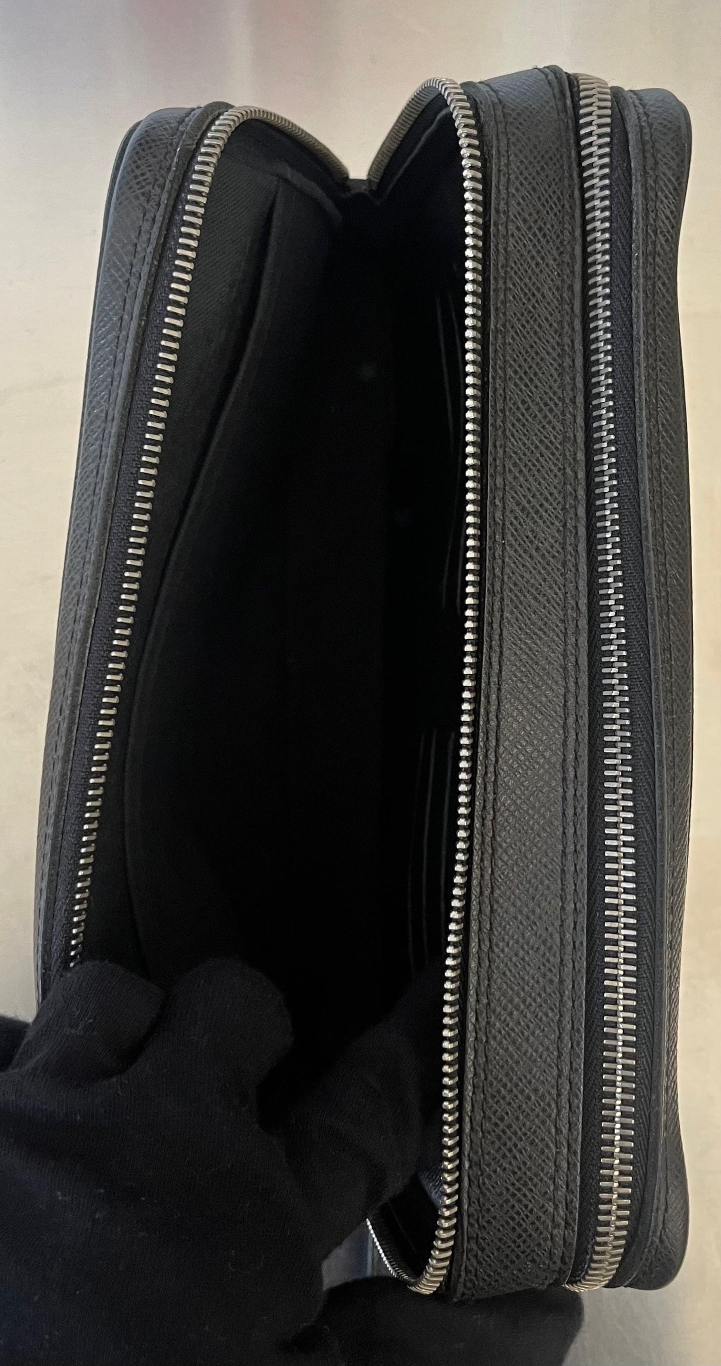 Louis Vuitton Pavel Taiga Leder