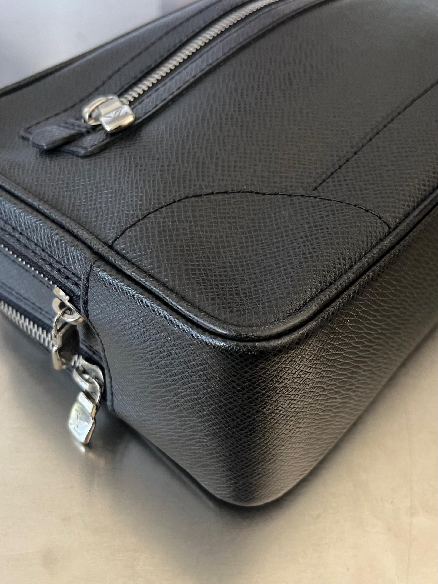 Louis Vuitton Pavel Taiga Leder