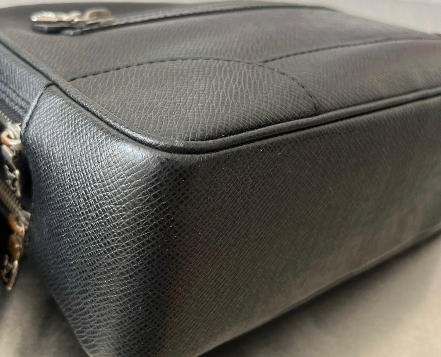Louis Vuitton Pavel Taiga Leder