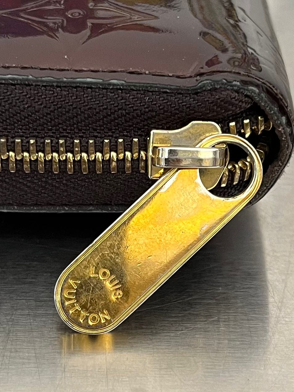 Louis Vuitton Zippy Lackleder