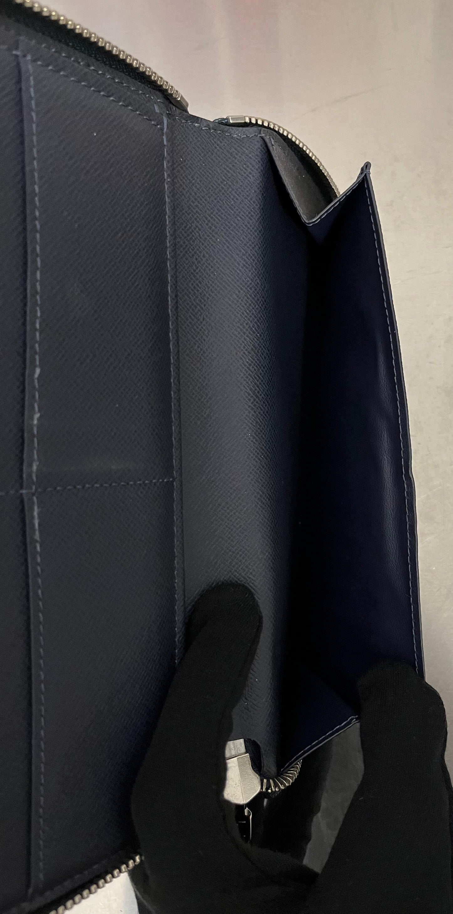 Louis Vuitton Zippy Vertical Taiga mit Initialen R.T