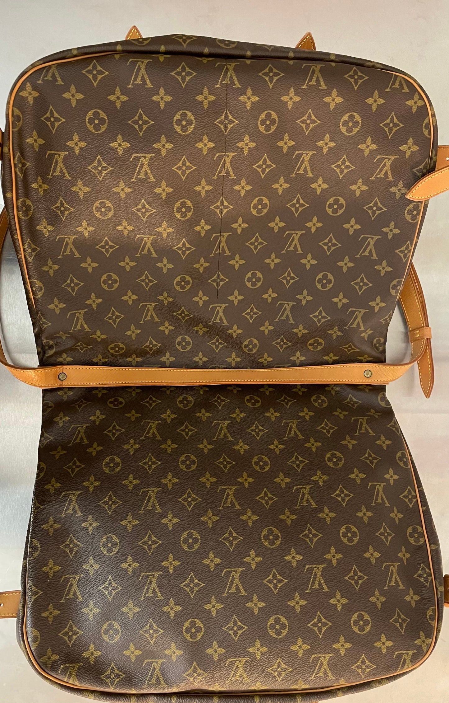 Louis Vuitton Saumur 43