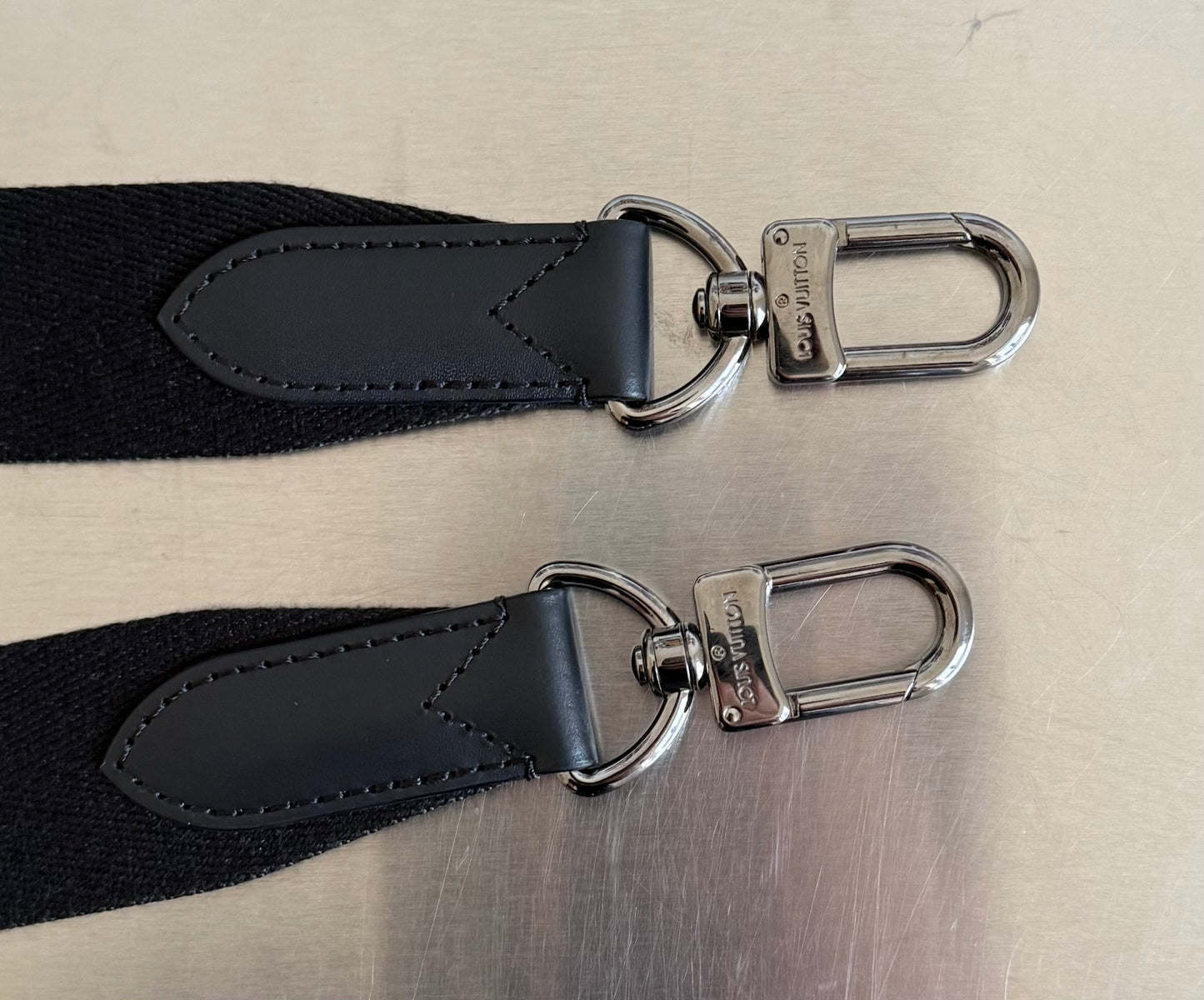 Louis Vuitton Kleiderschutzhülle Monogram Eclipse