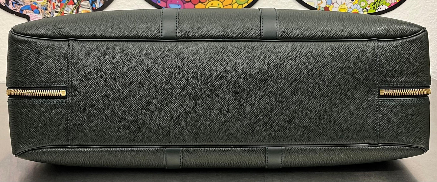 Louis Vuitton Helanga Taiga