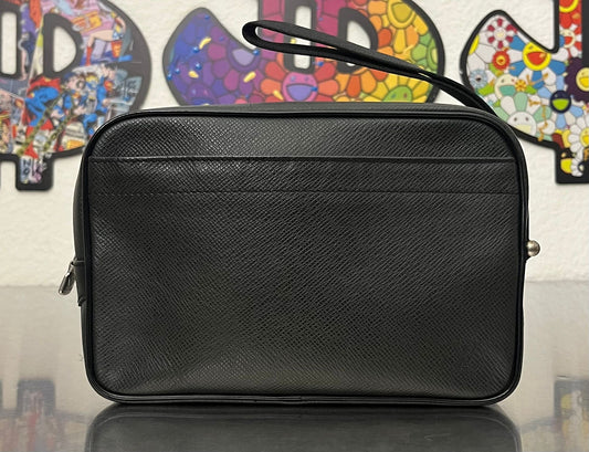 Louis Vuitton Karga Taiga Leder
