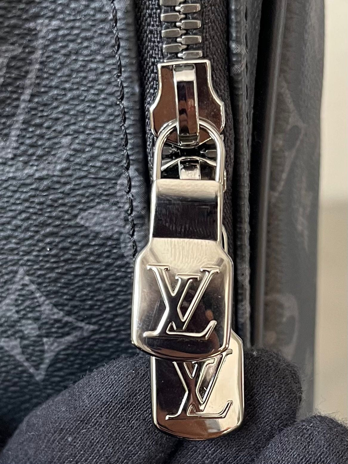 Louis Vuitton Kleiderschutzhülle Monogram Eclipse