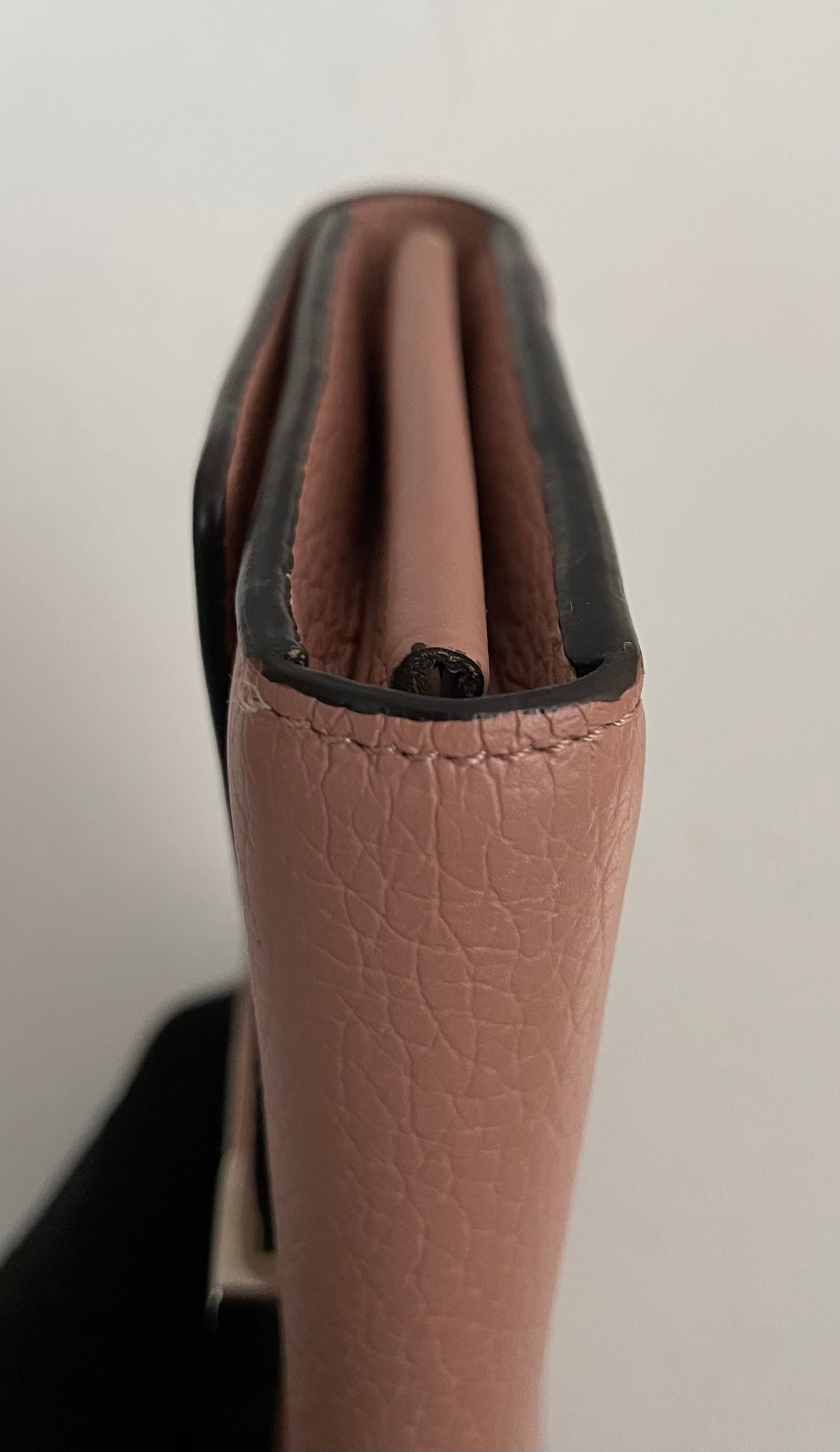 Louis Vuitton Capucines Geldbörse Magnolia