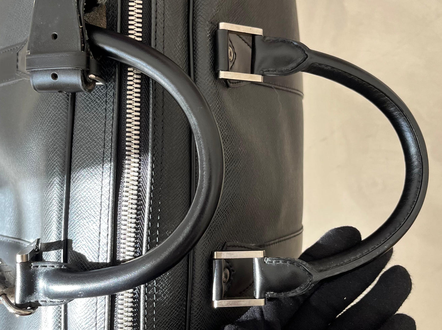 Louis Vuitton Kendall GM Taiga Leder