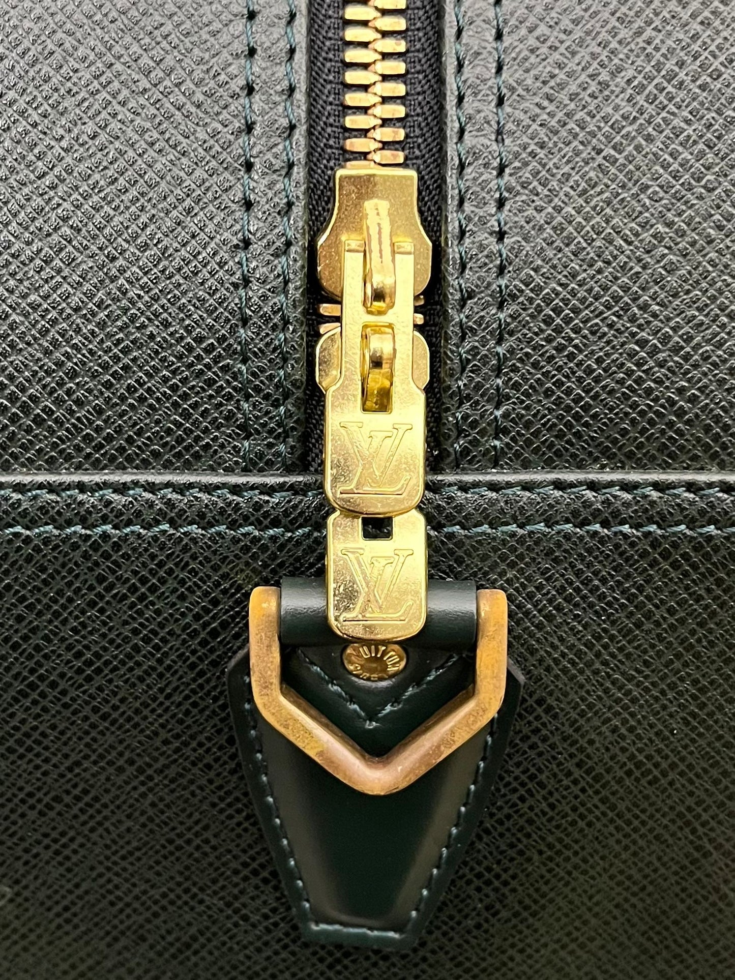 Louis Vuitton Kendall GM Taiga Leder