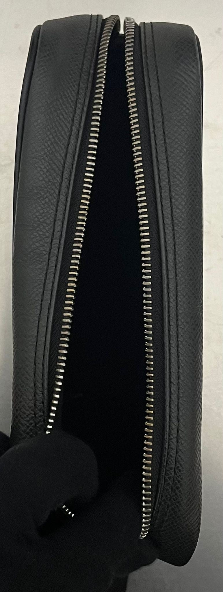 Louis Vuitton Karga Taiga Leder