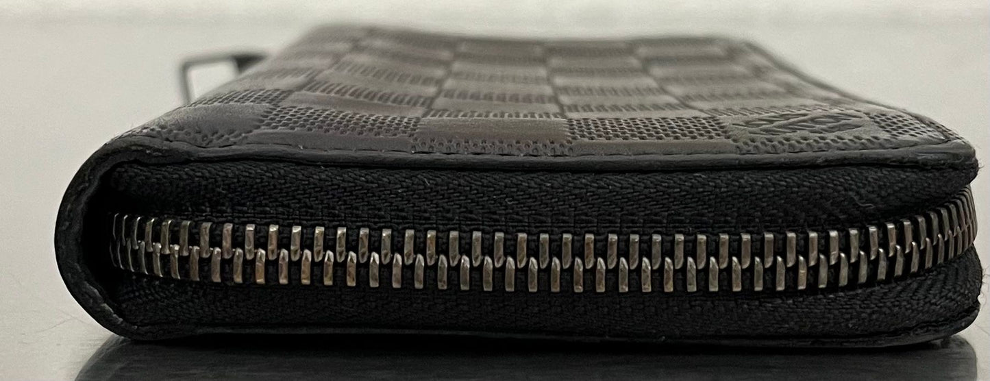 Louis Vuitton Zippy Vertical Infini Leder (Initialen K.G)
