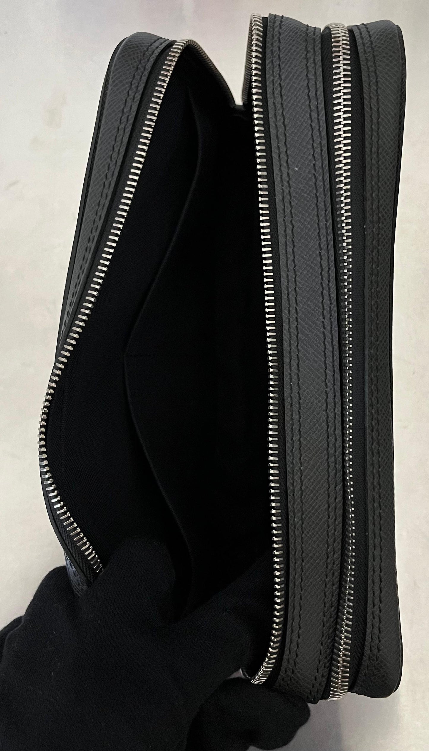 Louis Vuitton Neo Pavel Taiga