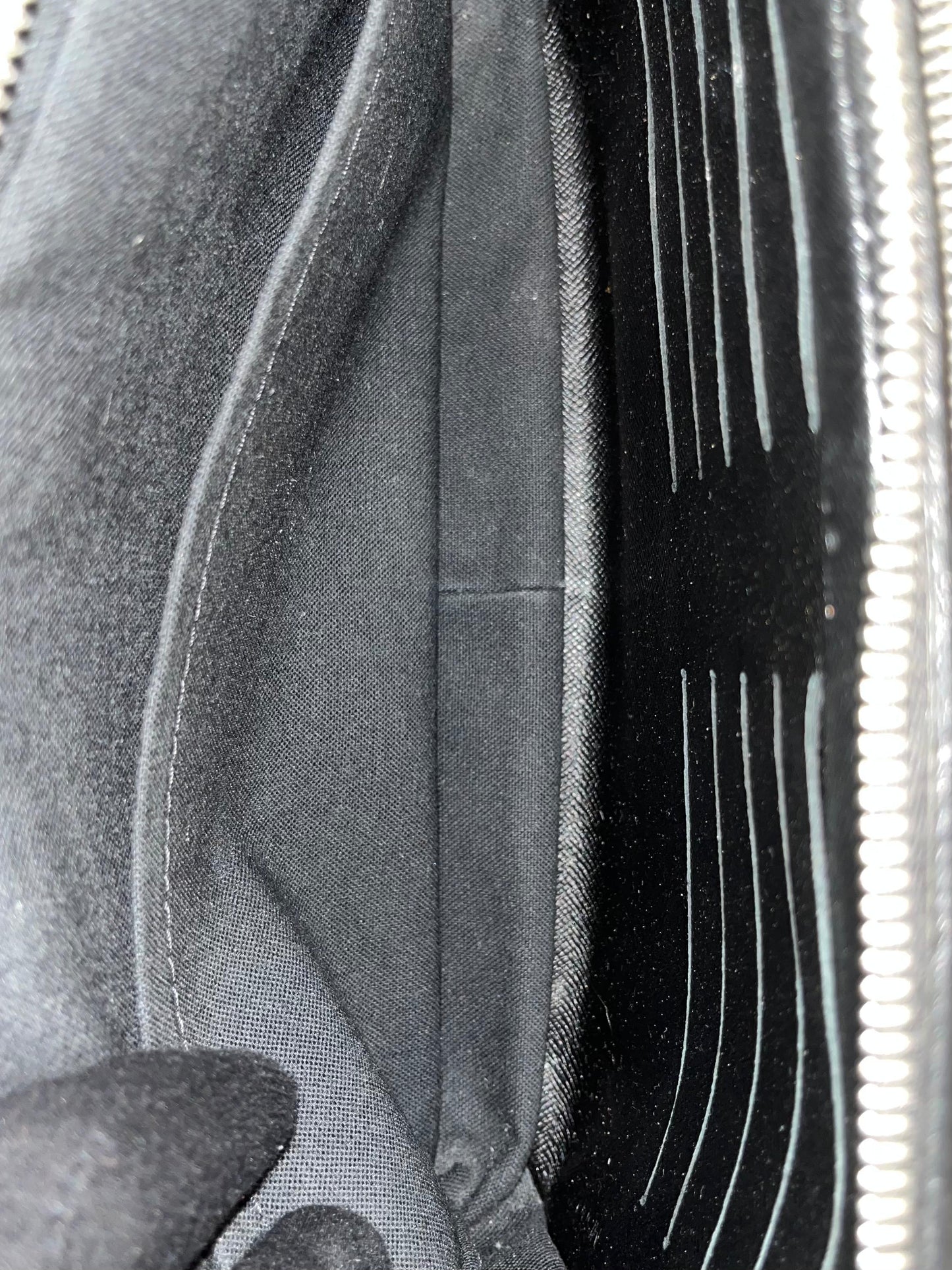 Louis Vuitton Pavel Taiga Leder