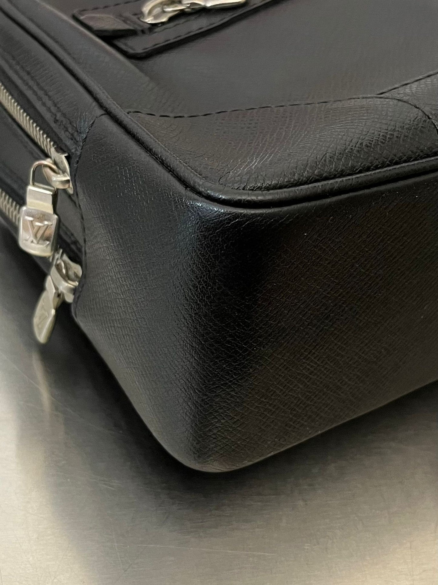 Louis Vuitton Pavel Taiga Leder