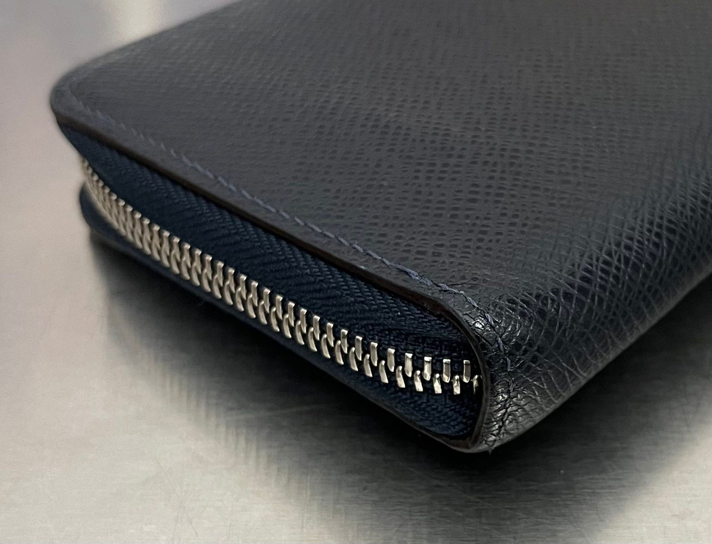 Louis Vuitton Zippy Vertical Taiga mit Initialen R.T