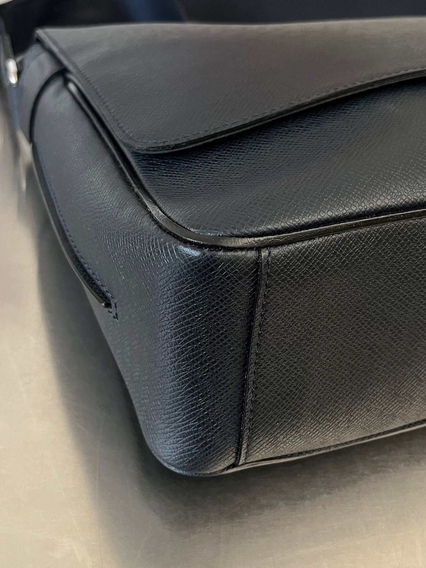 Louis Vuitton Roman MM Taiga Messenger