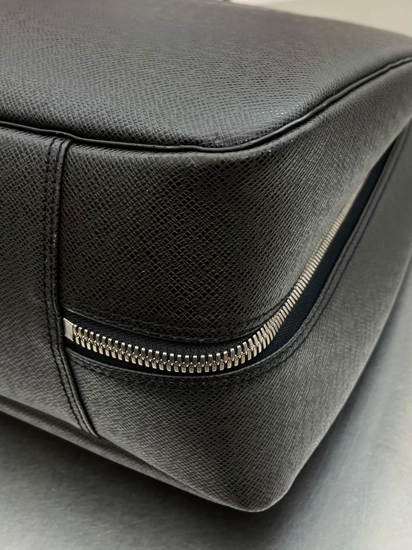 Louis Vuitton Helanga Taiga