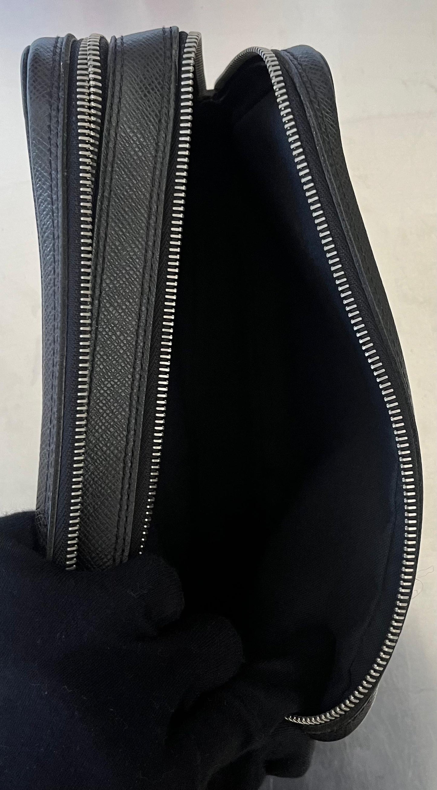 Louis Vuitton Pavel Taiga Leder