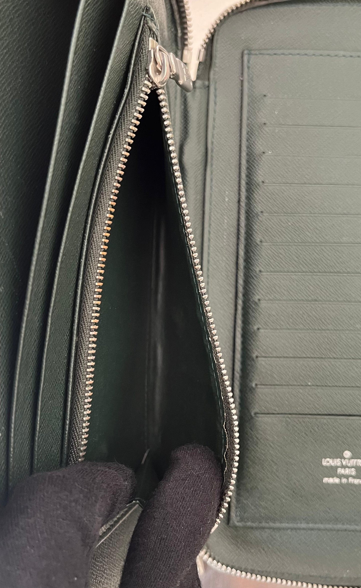 Louis Vuitton Atoll Organizer Taiga (Dunkelgrün)