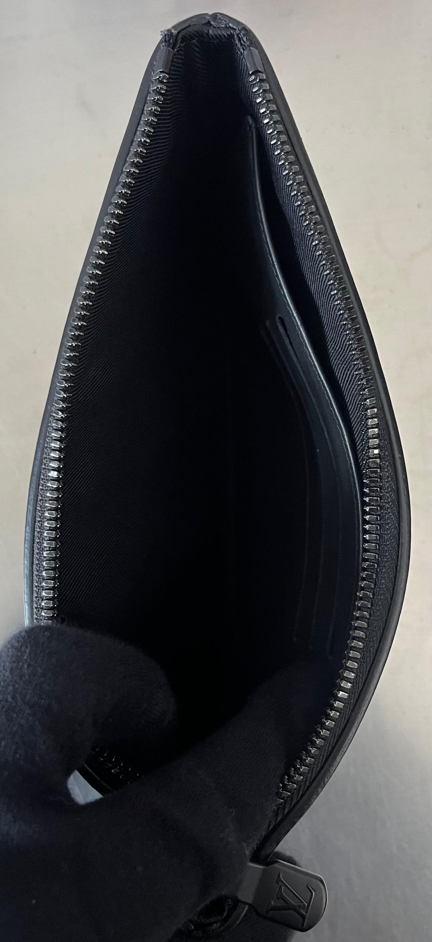 Louis Vuitton Shadow Pochette Discovery PM Leder