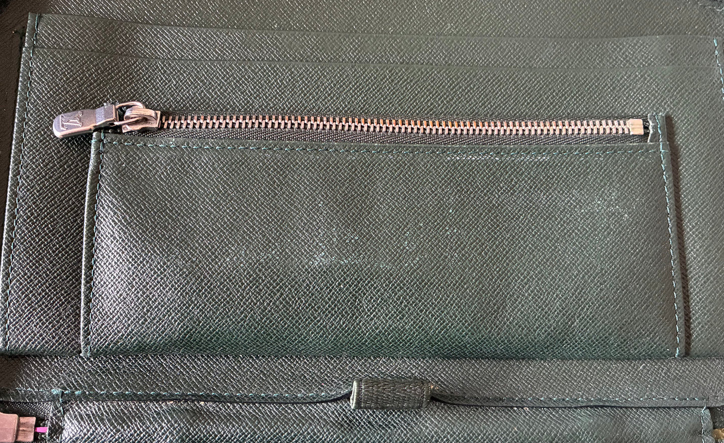 Louis Vuitton Atoll Organizer Taiga (Dunkelgrün)