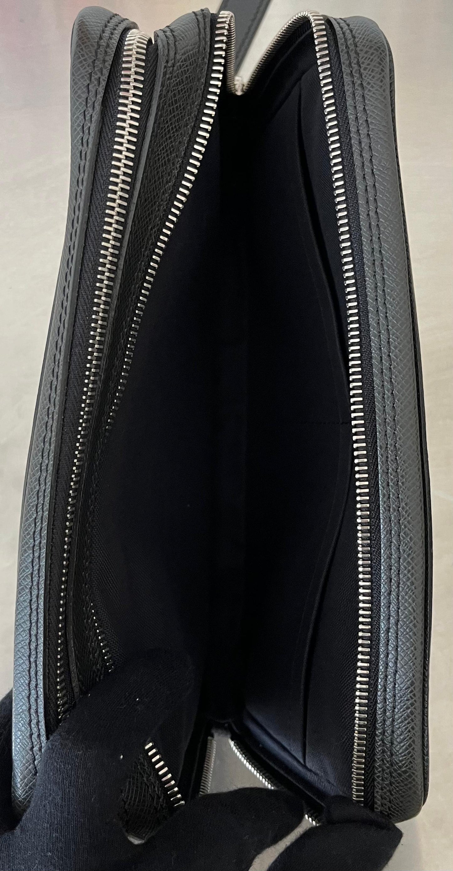 Louis Vuitton Neo Pavel Taiga