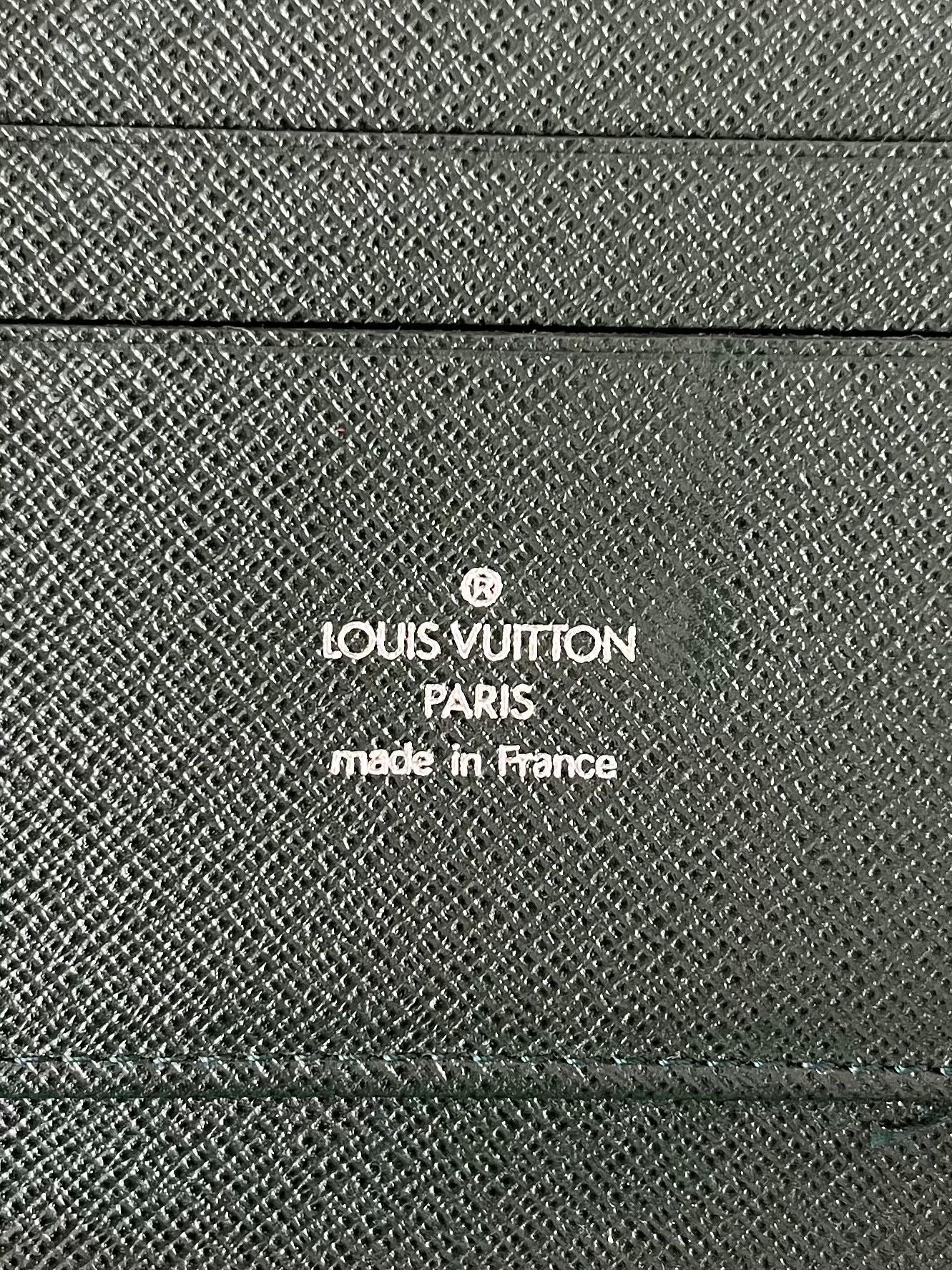 Louis Vuitton Atoll Organizer Taiga (Dunkelgrün)
