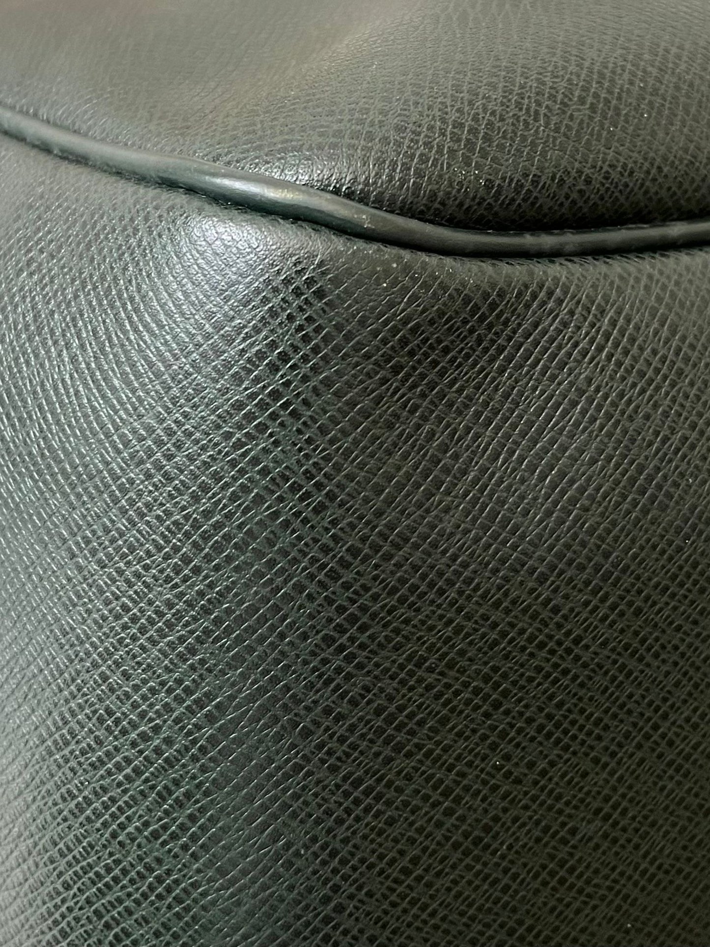Louis Vuitton Kendall PM Taiga Leder