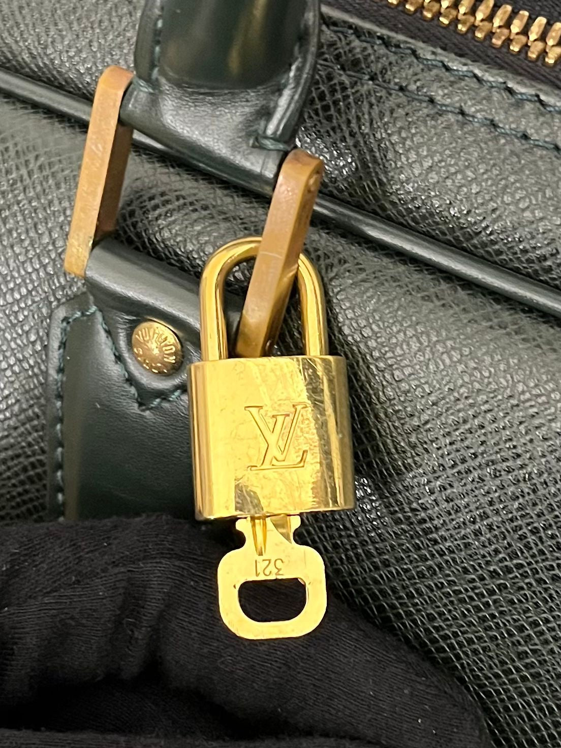 Louis Vuitton Kendall GM Taiga Leder