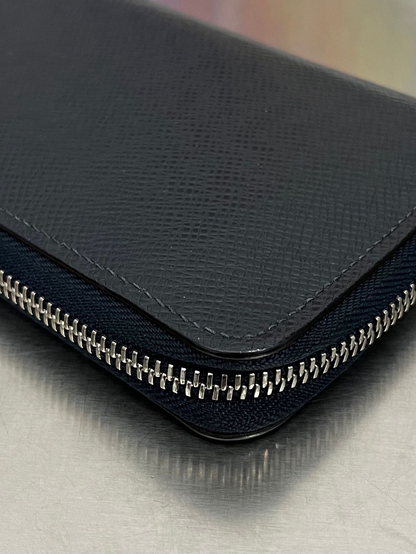 Louis Vuitton Zippy Vertical Taiga mit Initialen R.T