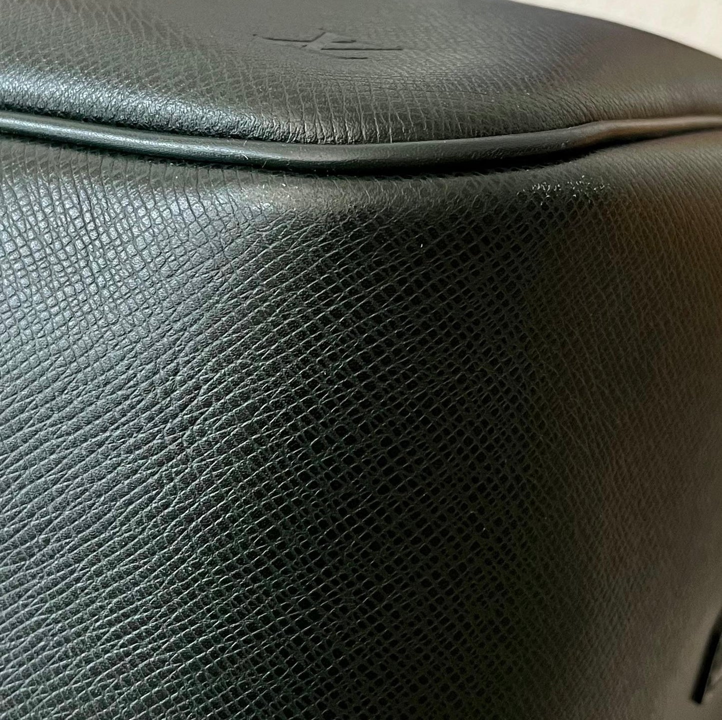 Louis Vuitton Kendall PM Taiga Leder