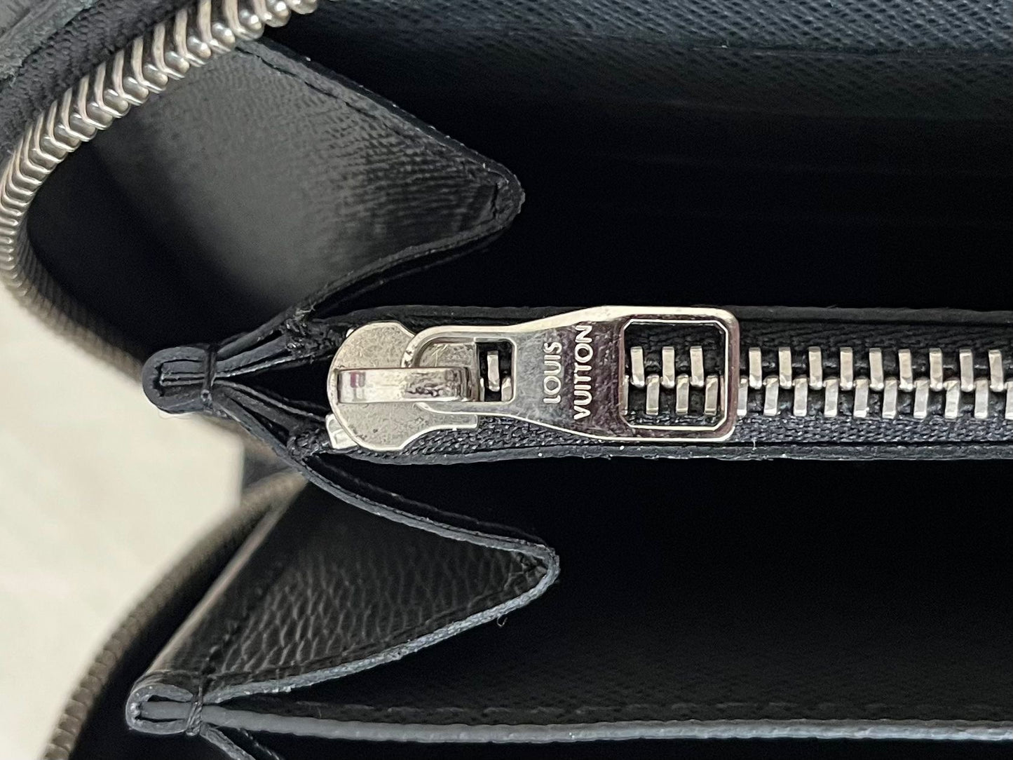 Louis Vuitton Zippy XL Taiga