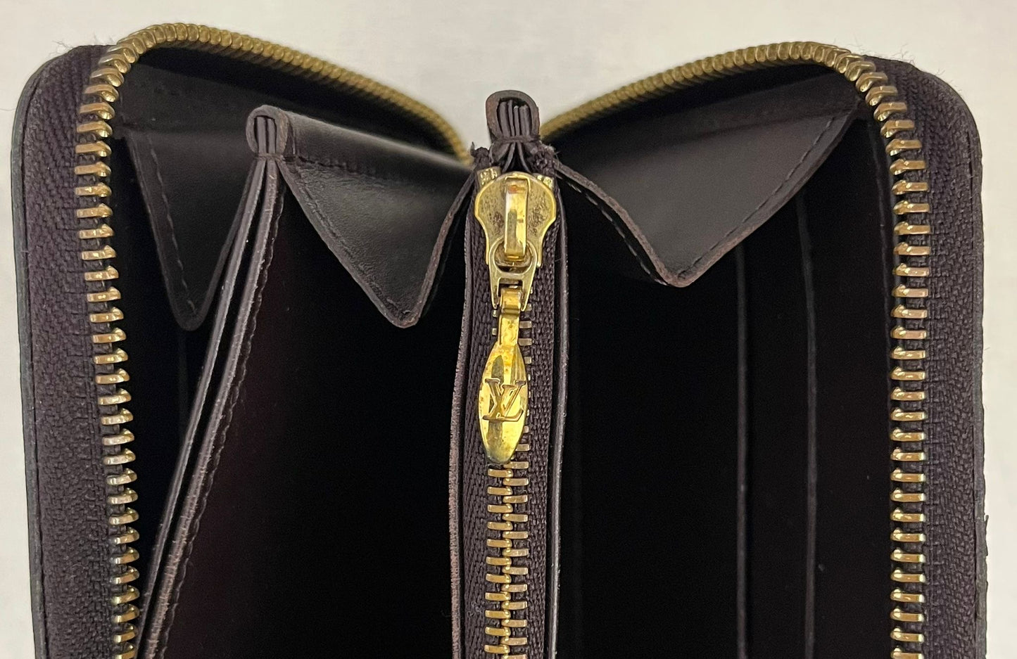 Louis Vuitton Zippy Lackleder