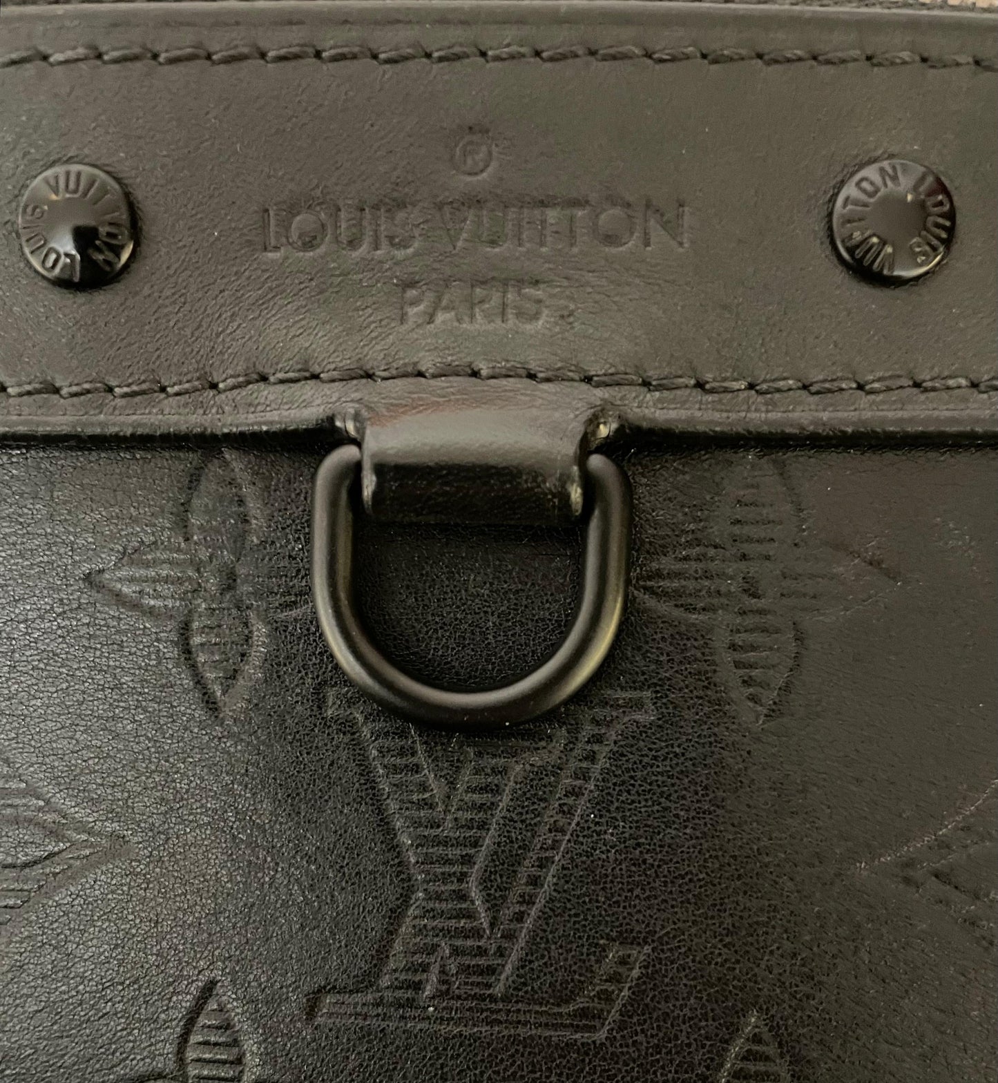 Louis Vuitton Shadow Pochette Discovery GM Leder