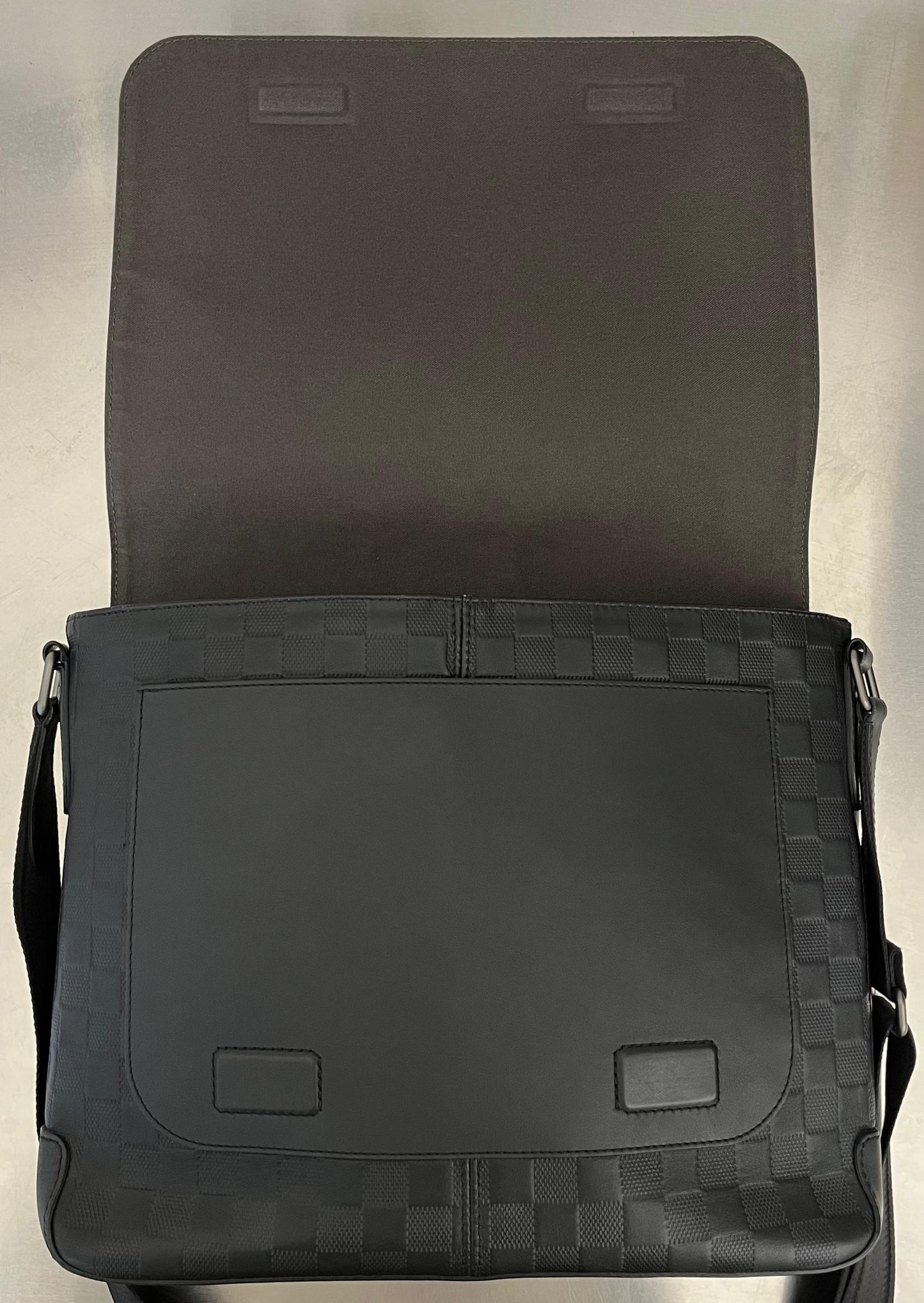 Louis Vuitton District Infini Leder