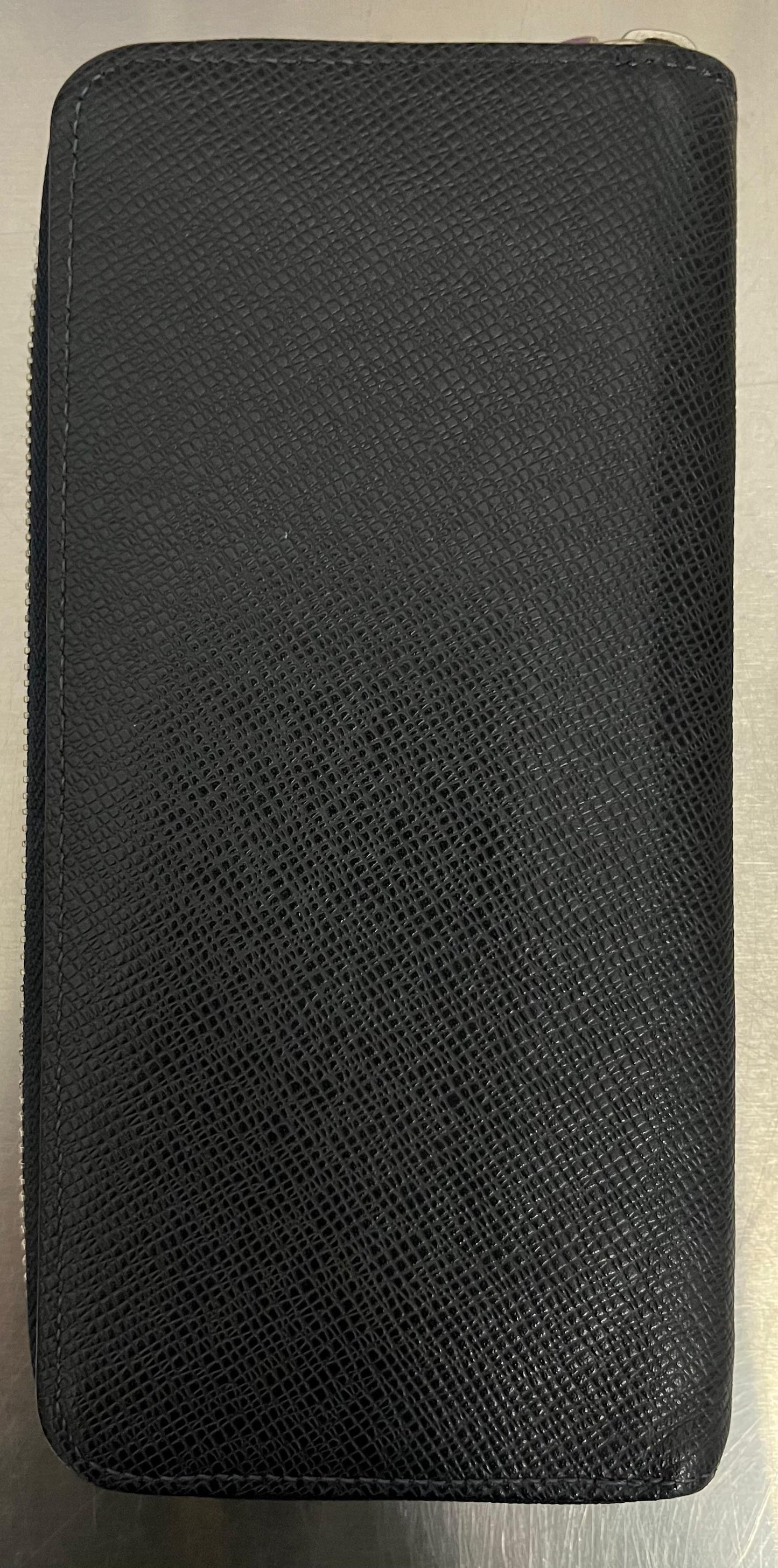 Louis Vuitton Zippy Vertical Taiga mit Initialen R.T
