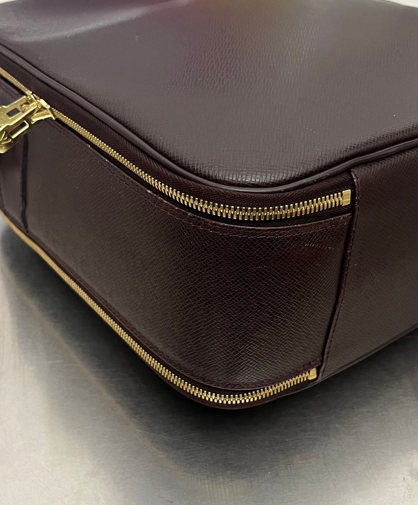 Louis Vuitton Porte Ordinateur Toura Taiga