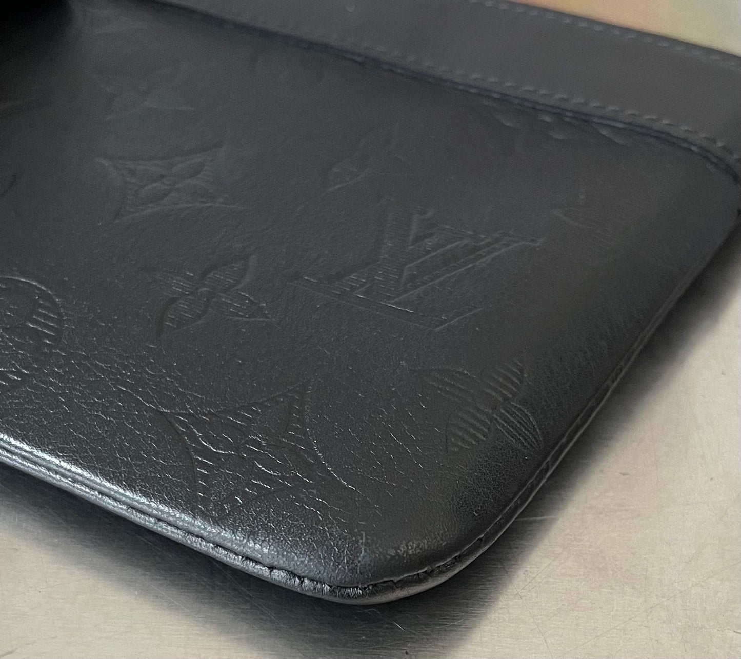 Louis Vuitton Shadow Pochette Discovery PM Leder