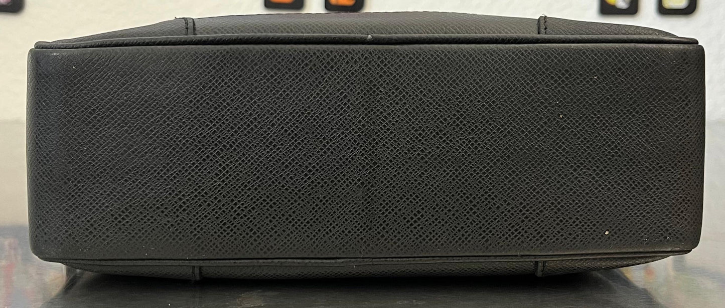 Louis Vuitton Pavel Taiga Leder