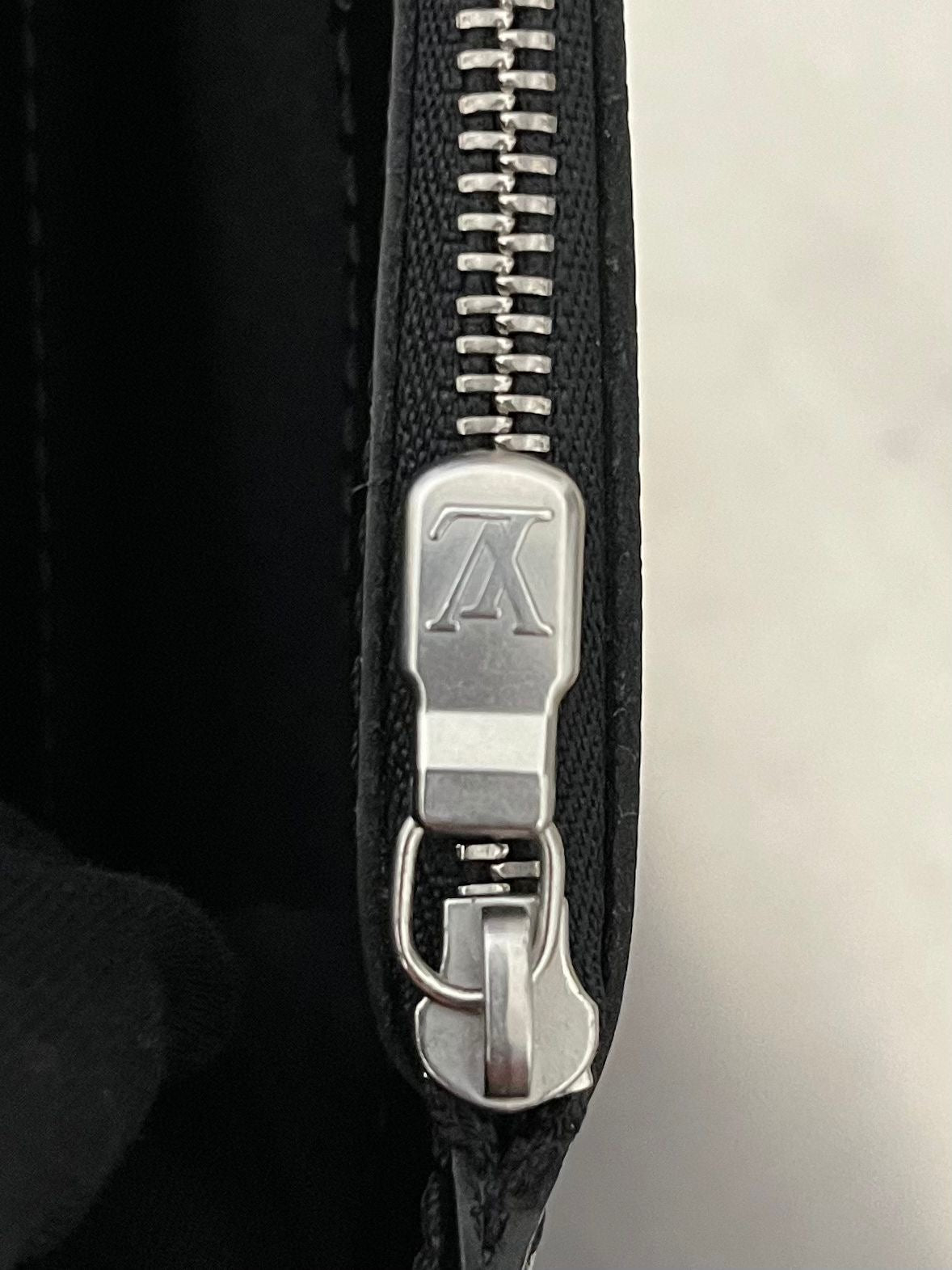 Louis Vuitton Porte Documents Minuto Taiga