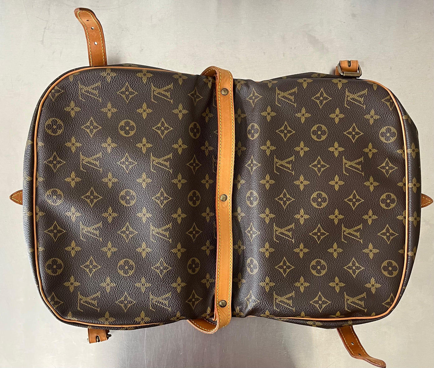 Louis Vuitton Saumur 30