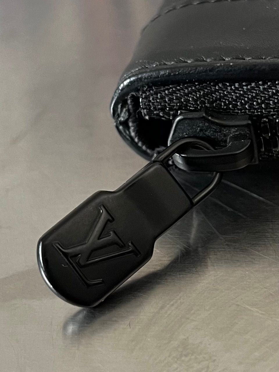 Louis Vuitton Shadow Pochette Discovery PM Leder