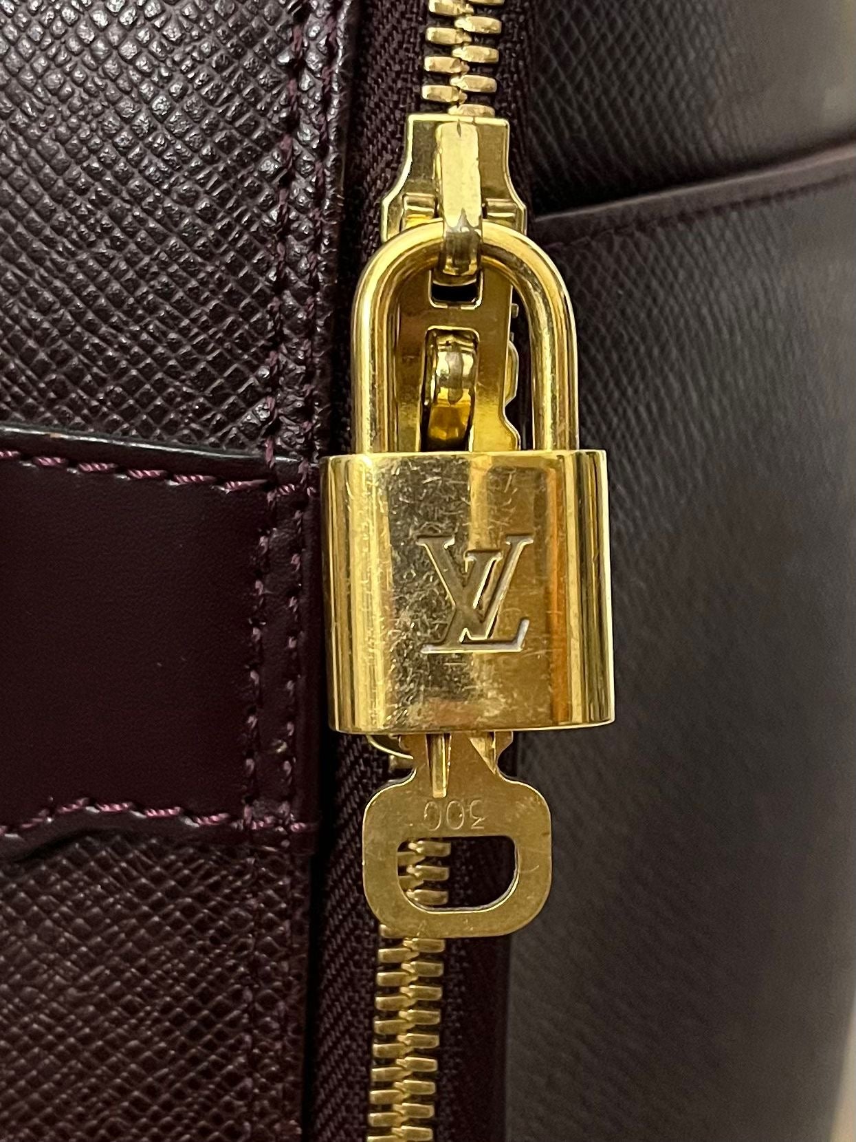 Louis Vuitton Porte Ordinateur Toura Taiga