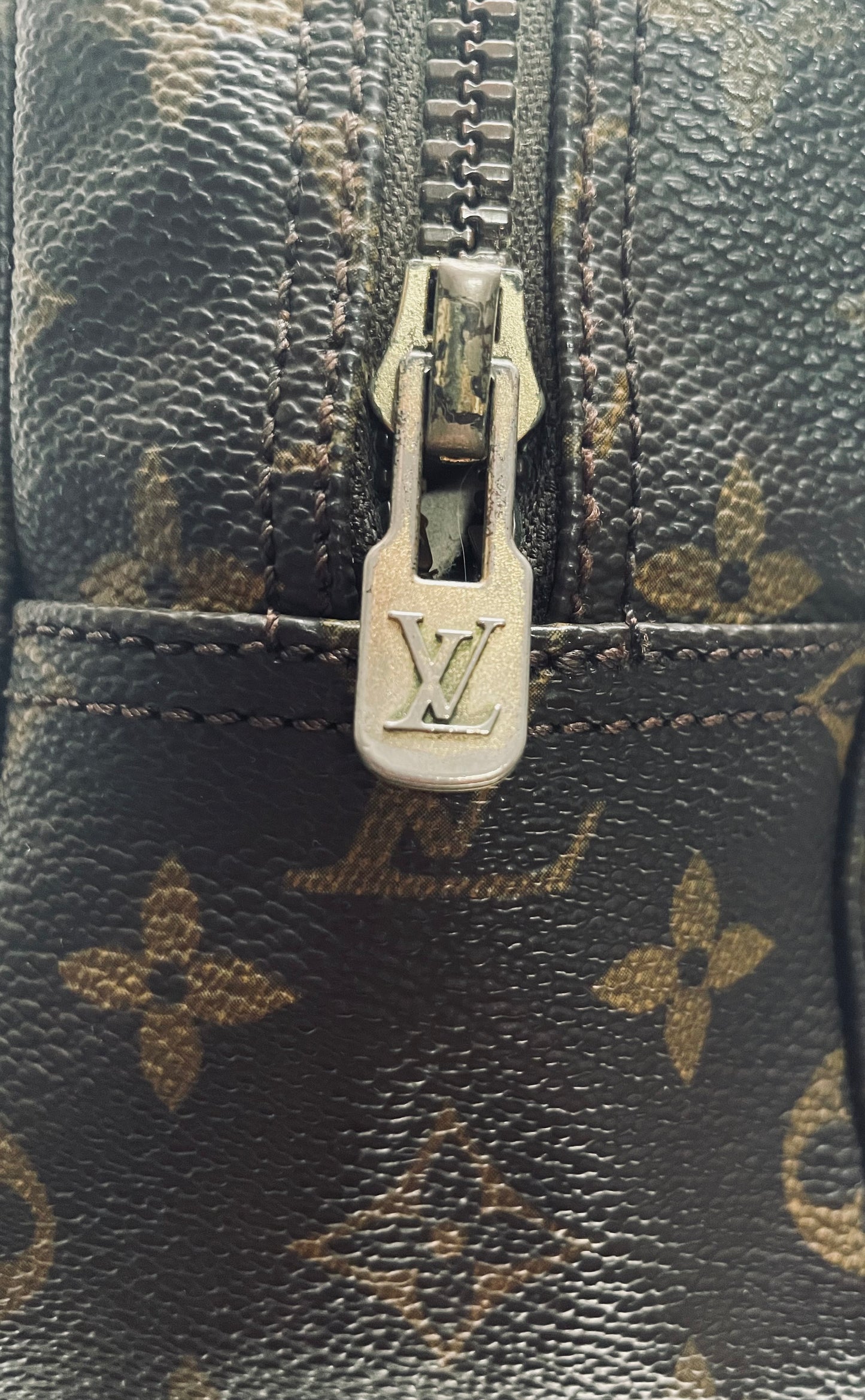 Louis Vuitton Trousse Toilette 28