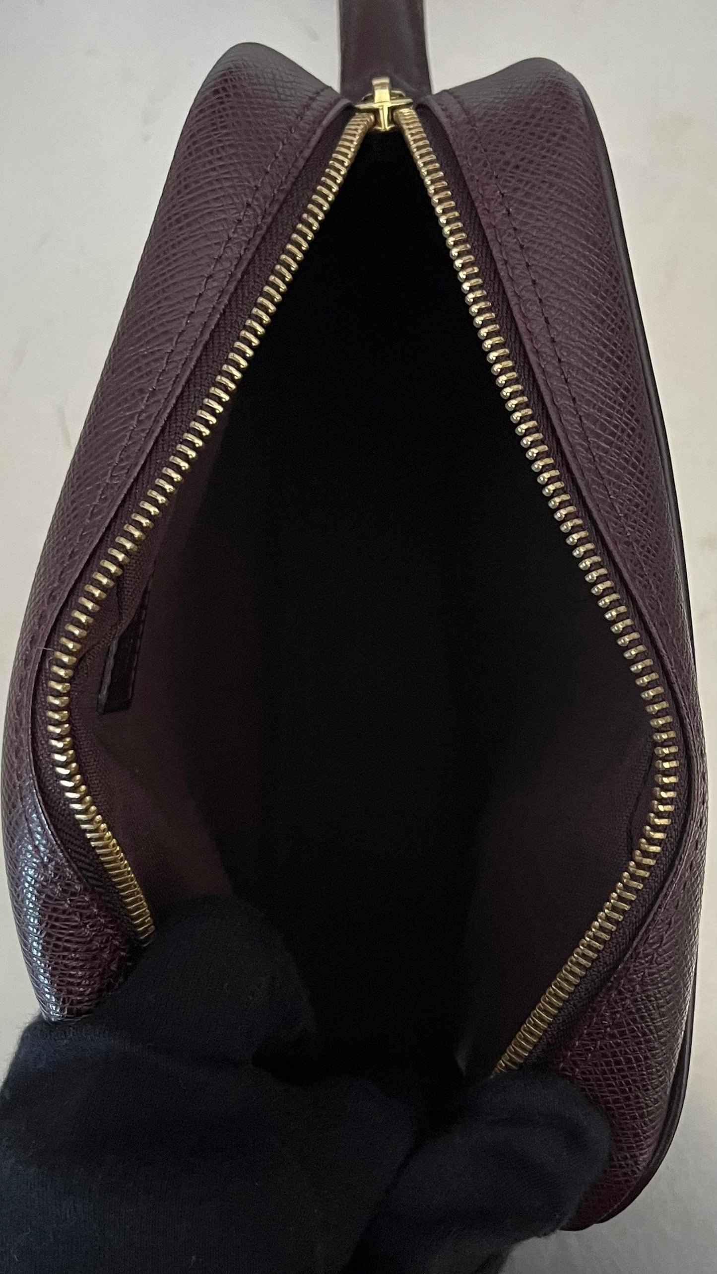 Louis Vuitton Karga Taiga Leder