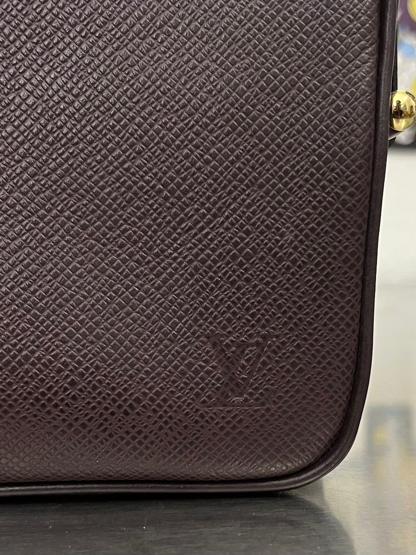 Louis Vuitton Karga Taiga Leder