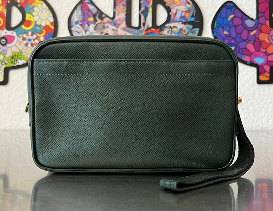 Louis Vuitton Karga Taiga Leder