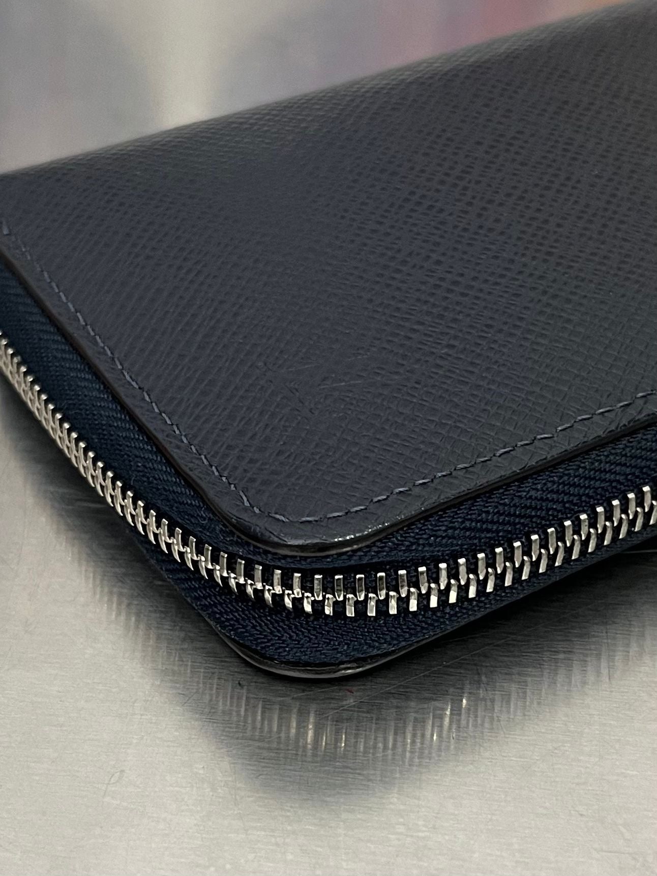 Louis Vuitton Zippy Vertical Taiga mit Initialen R.T