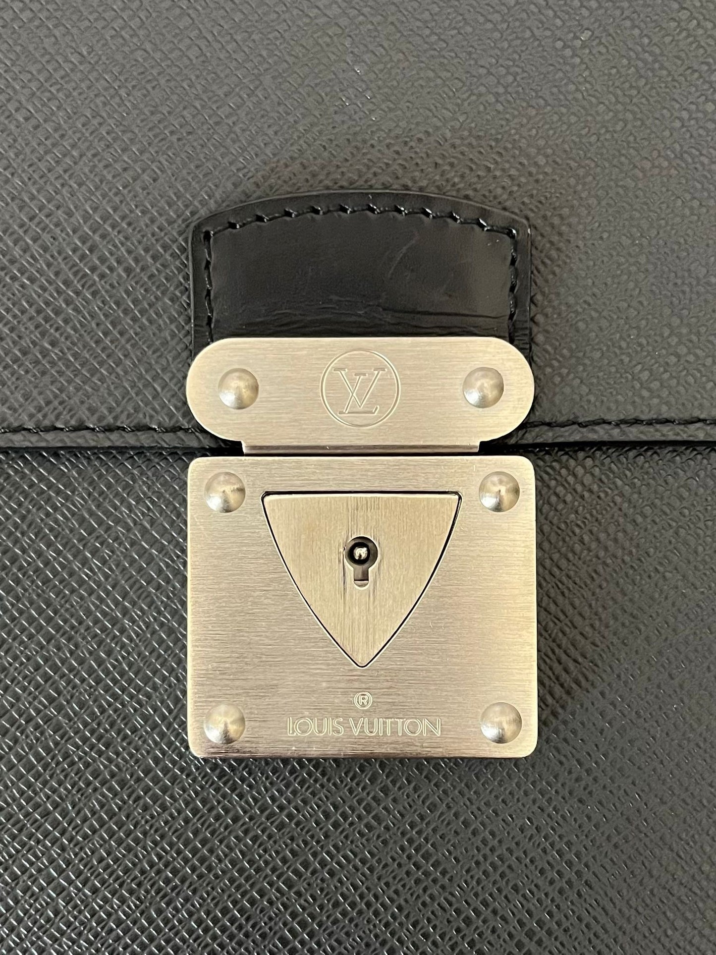 Louis Vuitton Porte Documents Minuto Taiga